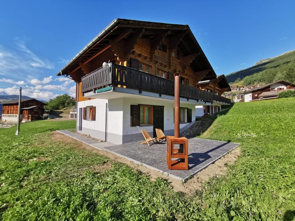 Property building, Garden, Balcony/Terrace, Garden view, Mountain view, flat iron