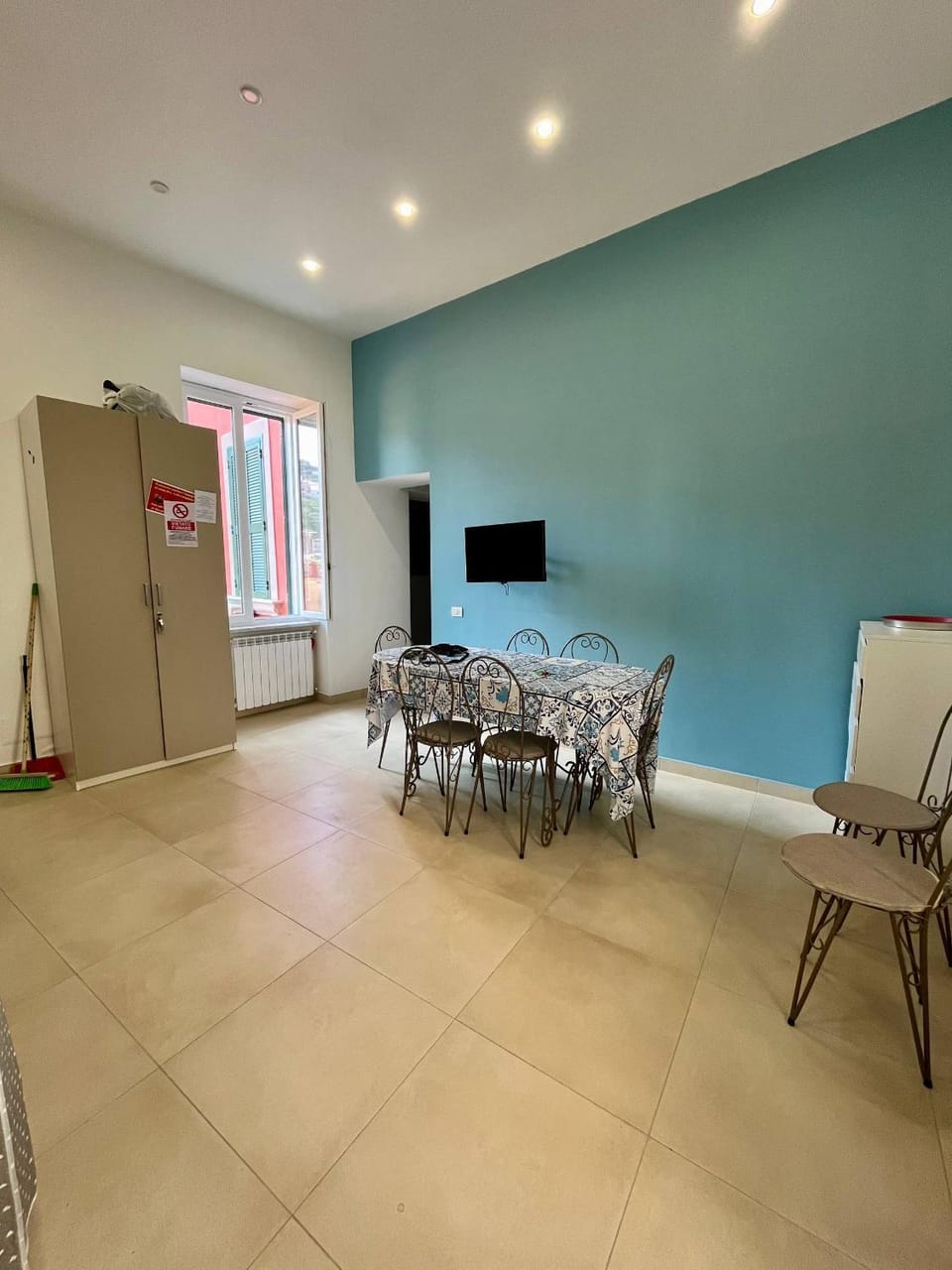 Kitchen or kitchenette, Living room, Seating area, Communal kitchen