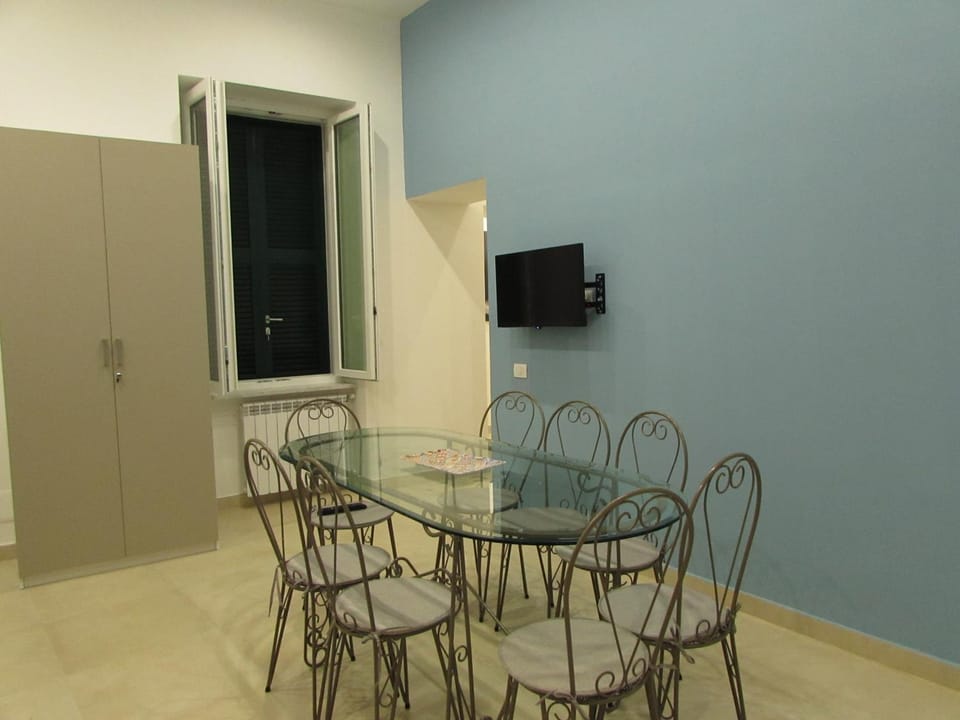 Communal lounge/ TV room, TV and multimedia, Living room, Seating area, Dining area