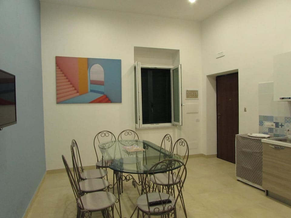 Kitchen or kitchenette, Living room, Seating area, Dining area
