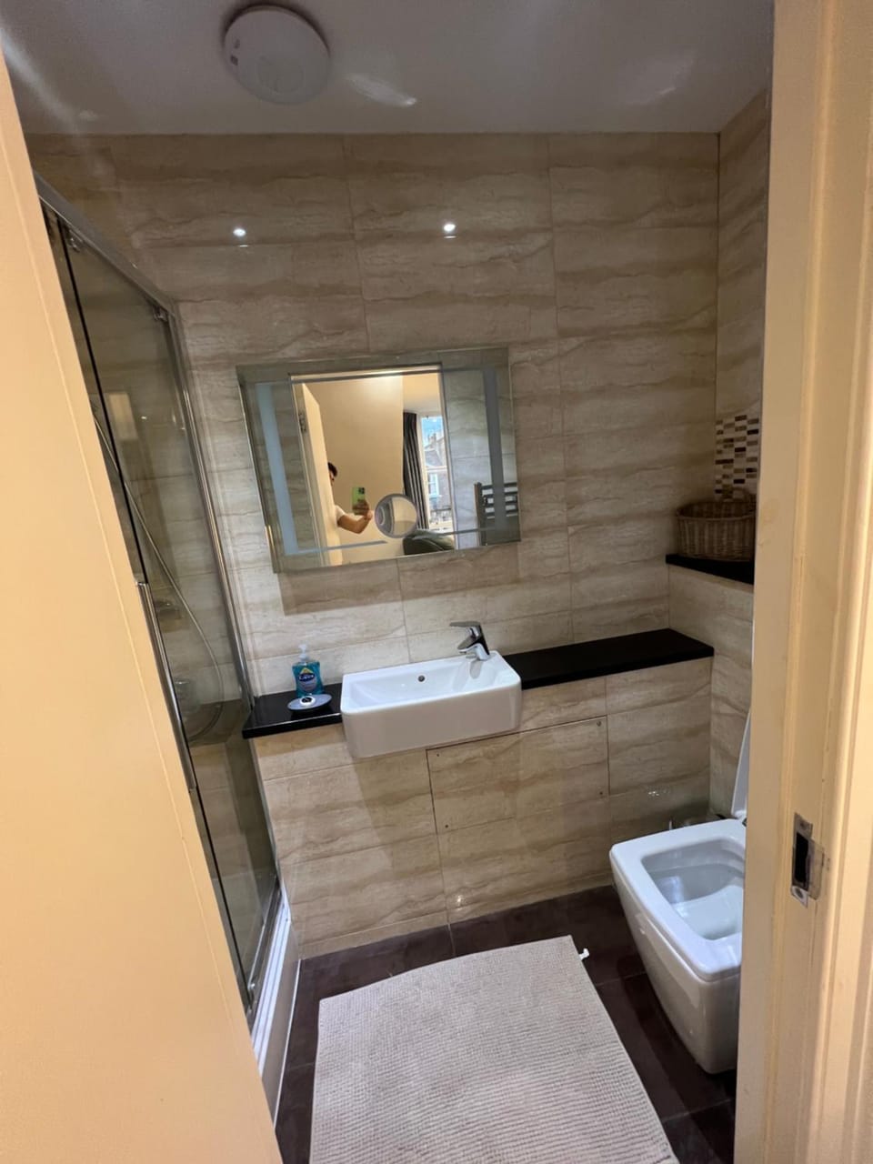 Stylish En-suite Double Room Vacation rental in Edinburgh