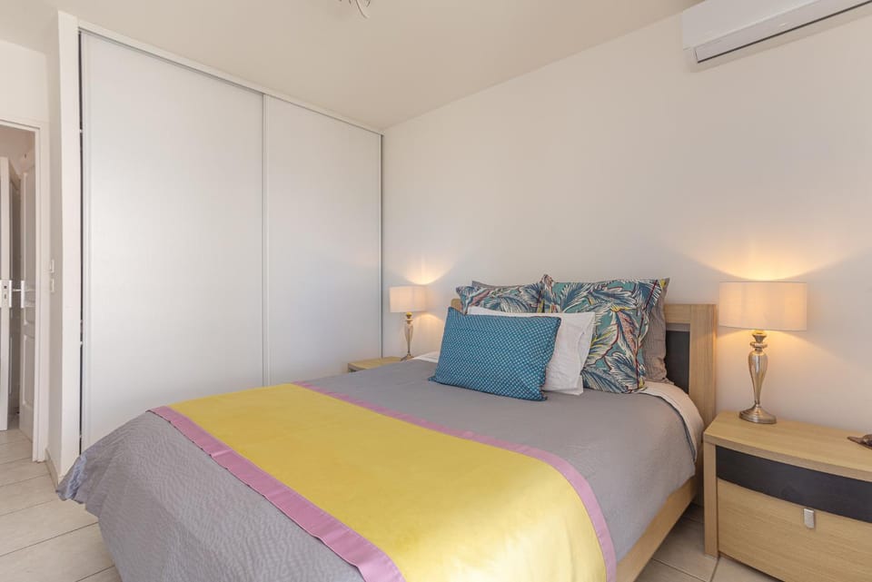 Bed, Photo of the whole room, wardrobe, air conditioner