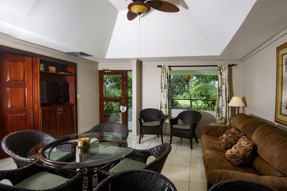 Cozy getaway w/pool-tennis-bbq near Manuel Antonio House in Quepos