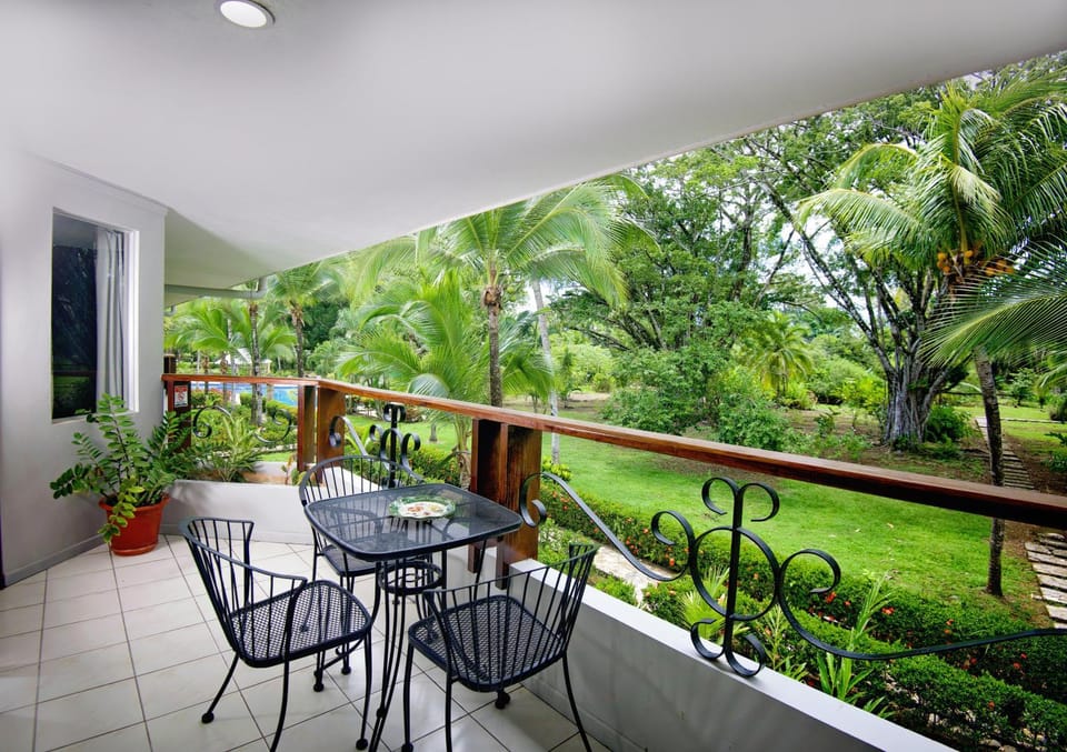 Cozy getaway w/pool-tennis-bbq near Manuel Antonio House in Quepos