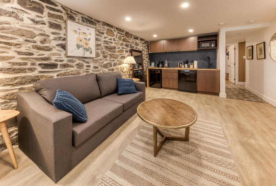 North House - Elegant 1 Bedroom Suite Apartment hotel in Quebec City