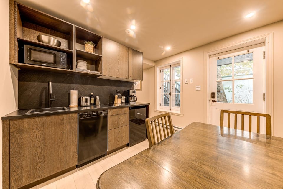 North House - Two bedroom Escape in the Heart of Old Quebec Apartment hotel in Quebec City