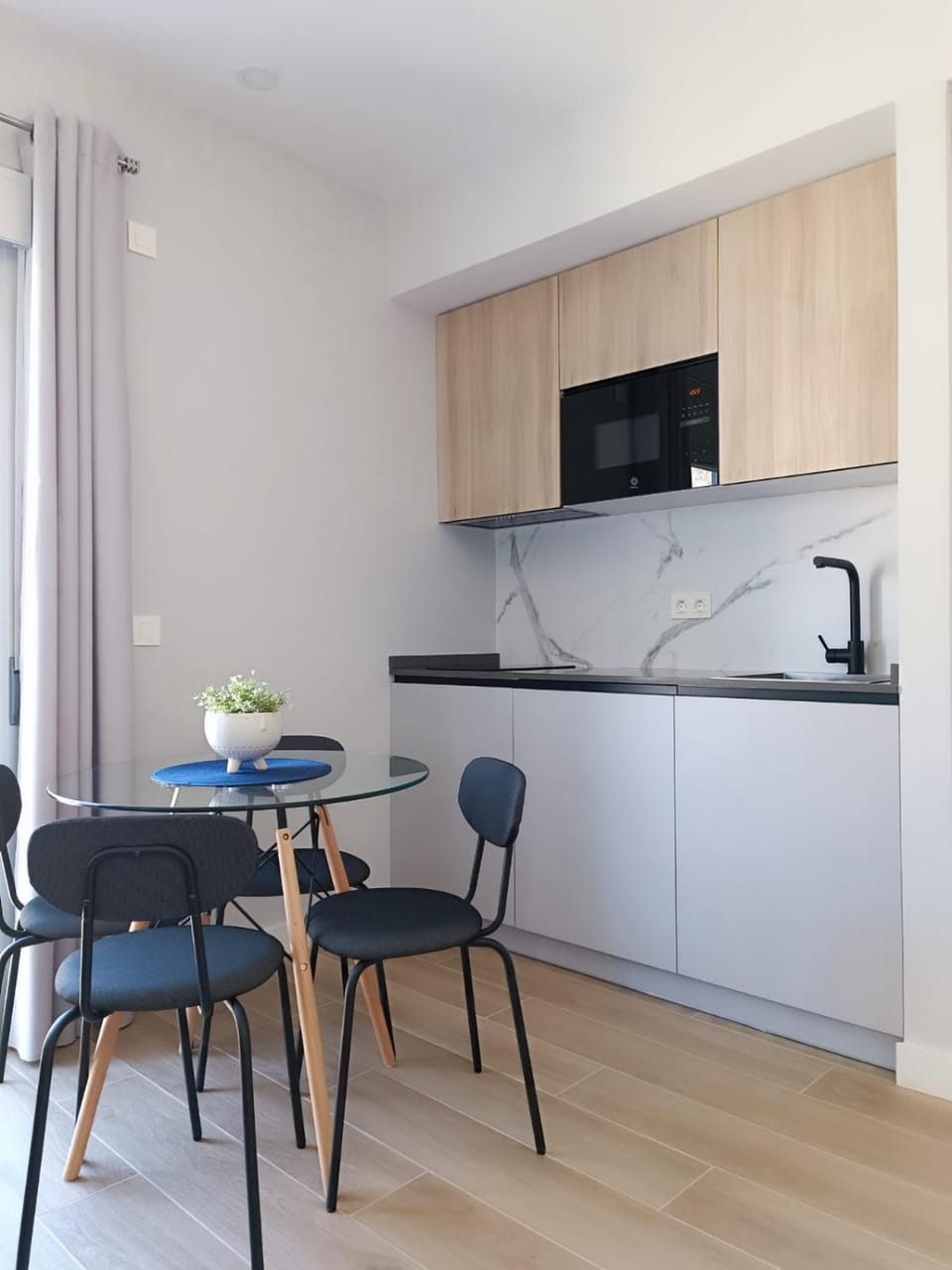 Kitchen or kitchenette, Dining area, minibar, stove