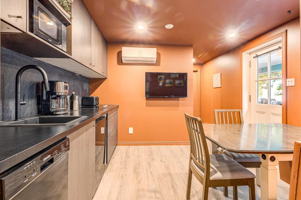 North House - Quebec City 2 Bedroom Treasure Apartment hotel in Quebec City