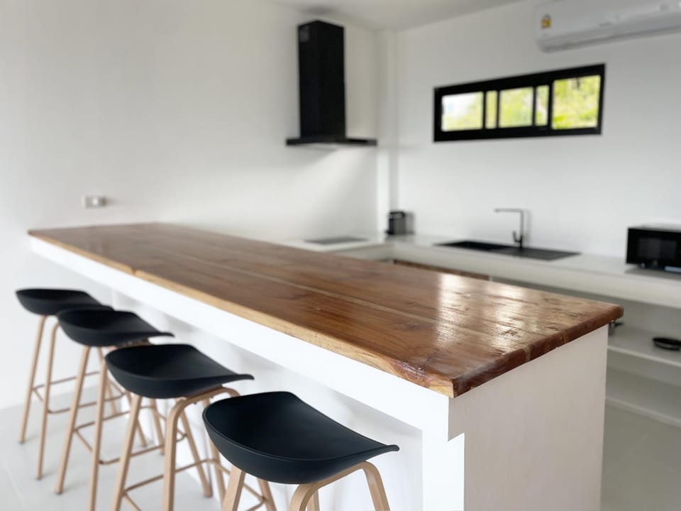 Kitchen or kitchenette, Dining area, minibar, stove, kitchen