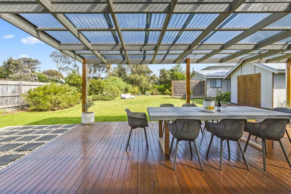 Property building, Patio, Day, Garden, Dining area, Garden view