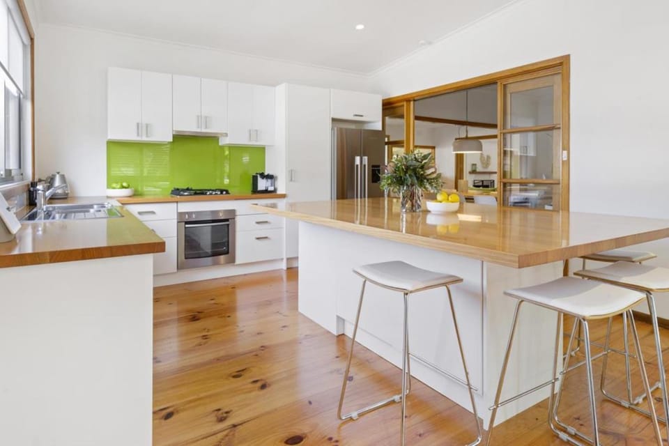 Kitchen or kitchenette, Dining area, dishwasher, oven, pet friendly, stove, toaster