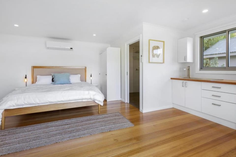 Bed, Bathroom, Photo of the whole room, Bedroom, air conditioner