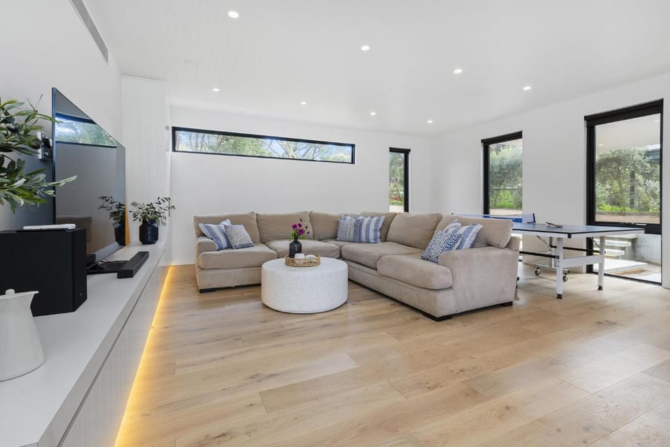 Cambridge Gardens - Sorrento Luxury with Gas Heated Spa, Solar Heated Pool House in Portsea