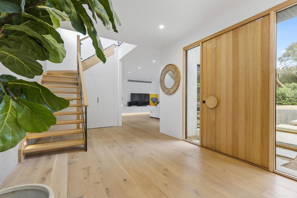 Cambridge Gardens - Sorrento Luxury with Gas Heated Spa, Solar Heated Pool House in Portsea