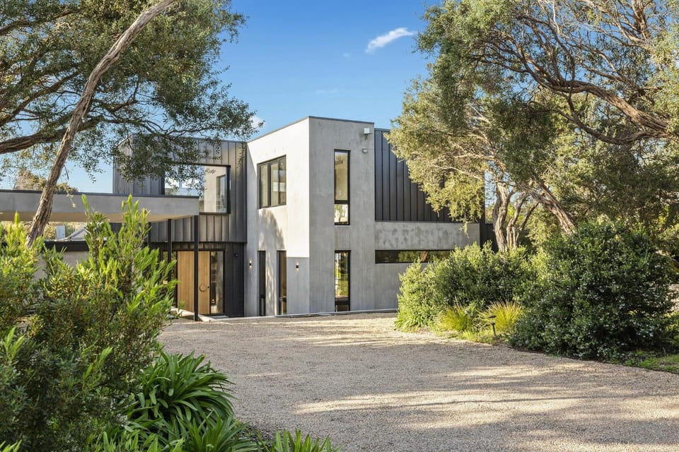 Cambridge Gardens - Sorrento Luxury with Gas Heated Spa, Solar Heated Pool House in Portsea