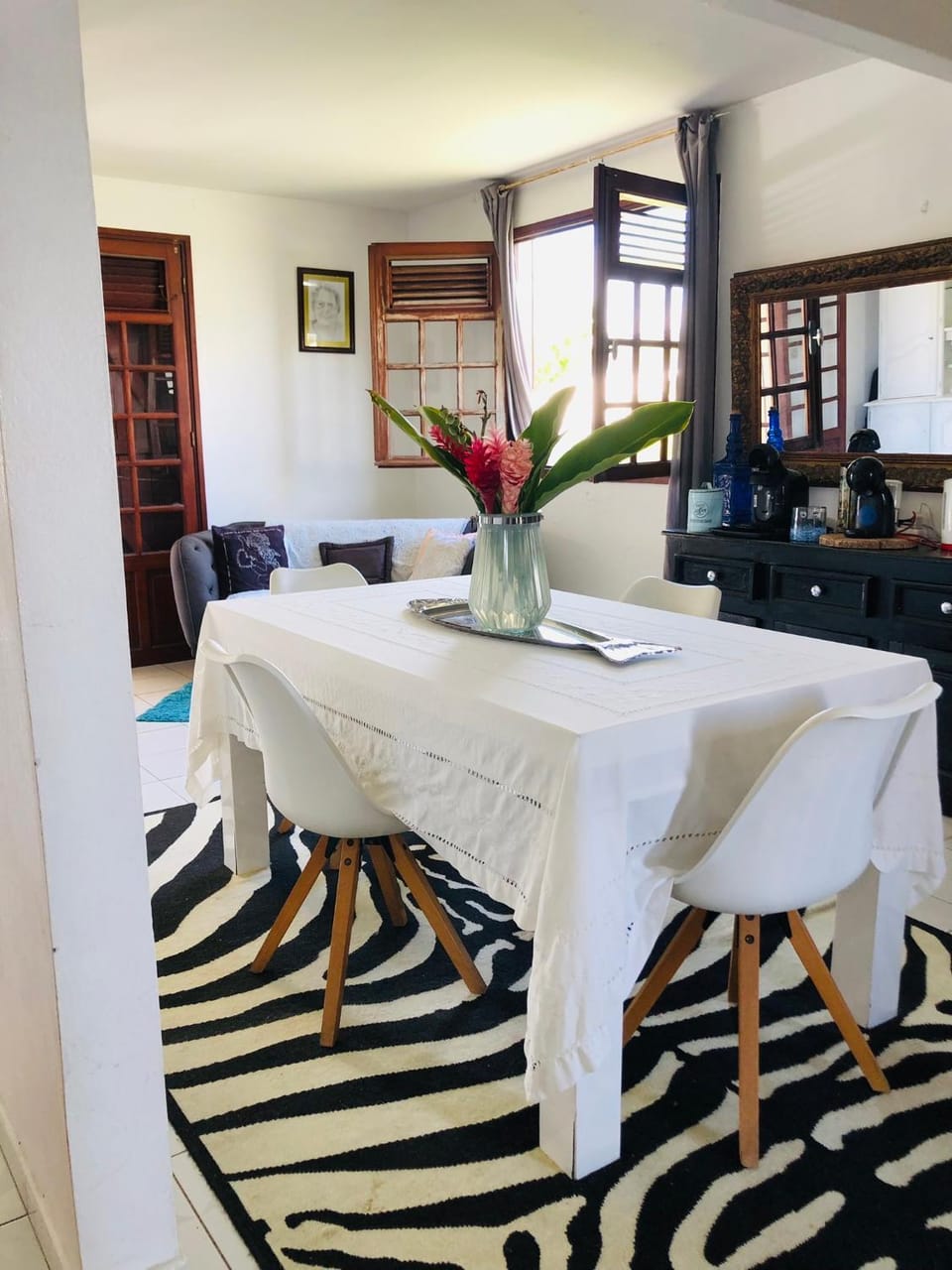 Seating area, Dining area