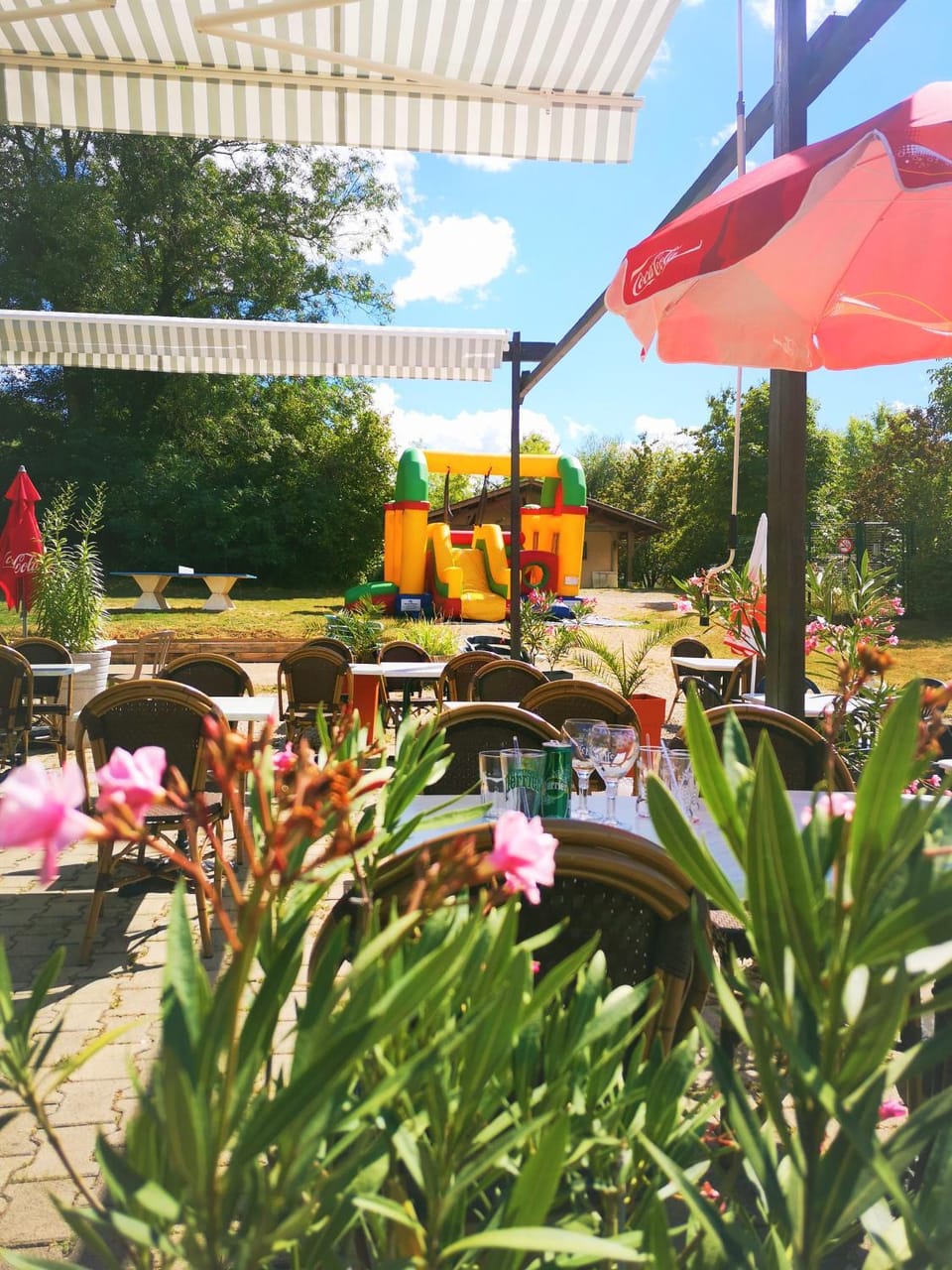 Patio, Restaurant/places to eat, Balcony/Terrace, Banquet/Function facilities, Meals, Continental breakfast, Lunch, Dinner, Drinks, Alcoholic drinks, Non alcoholic drinks