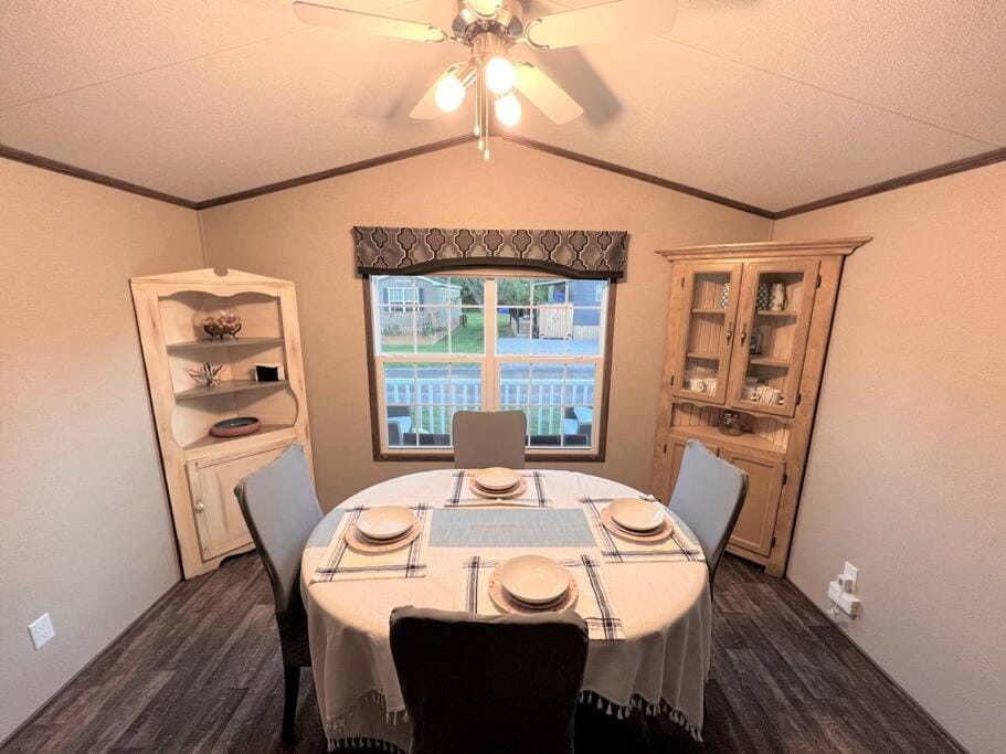 Resort near wineries, river, trails! Large Pool! House in Niagara-on-the-Lake