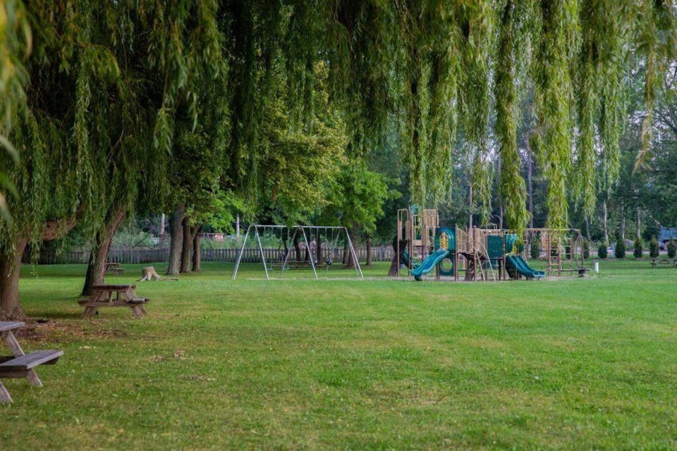 Resort near wineries, river, trails! Large Pool! House in Niagara-on-the-Lake