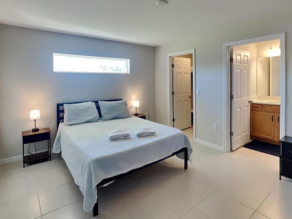Bed, Bedroom, towels