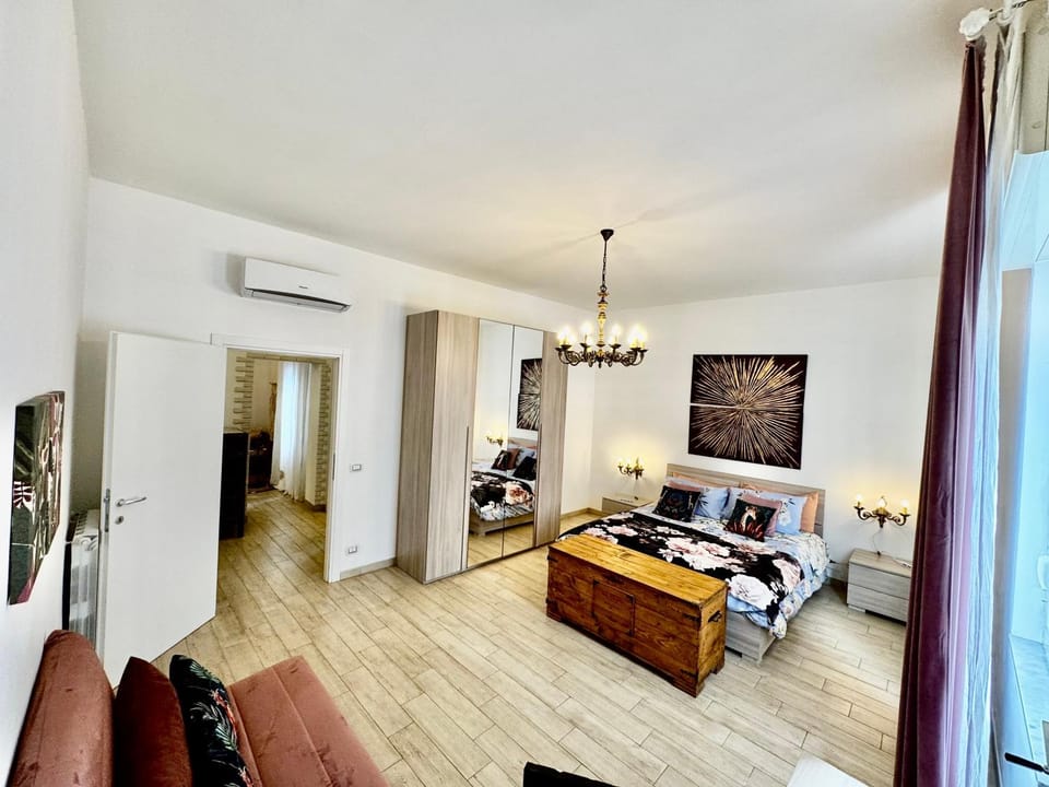 Bed, TV and multimedia, Photo of the whole room, Bedroom, air conditioner