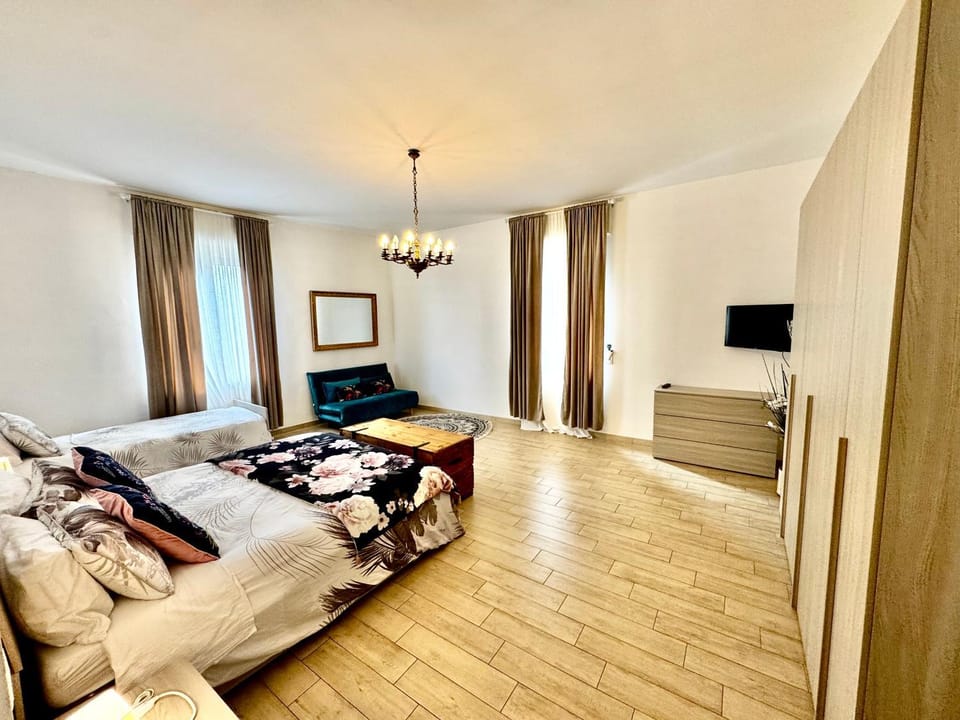 Bed, TV and multimedia, Photo of the whole room, Bedroom