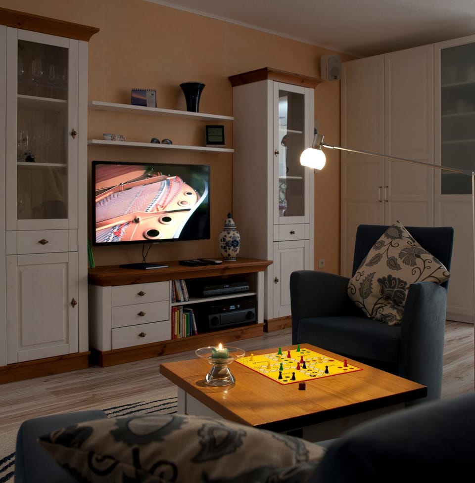 Communal lounge/ TV room, TV and multimedia, Living room, Seating area, Evening entertainment