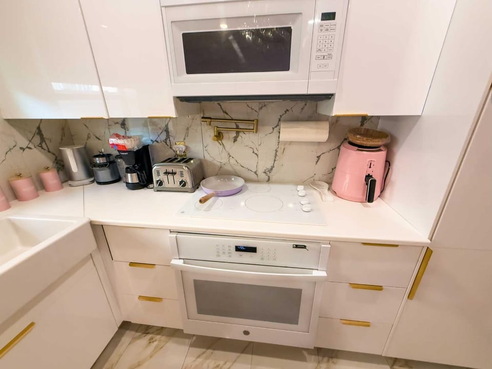 Coffee/tea facilities, Kitchen or kitchenette, oven, stove, toaster