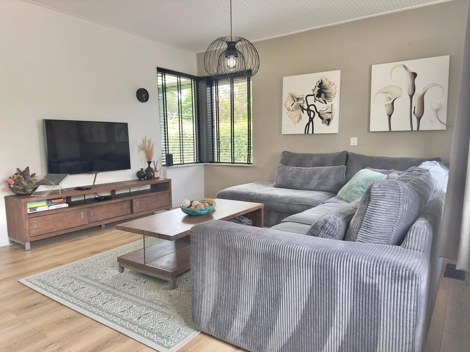 TV and multimedia, Living room, Seating area, Evening entertainment