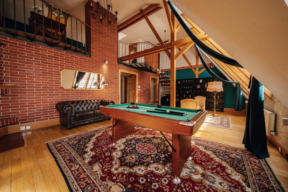 Billiard, Game Room