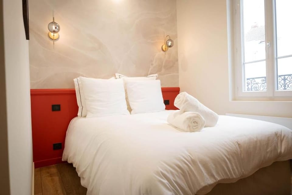 Bed, Photo of the whole room, Bedroom, towels