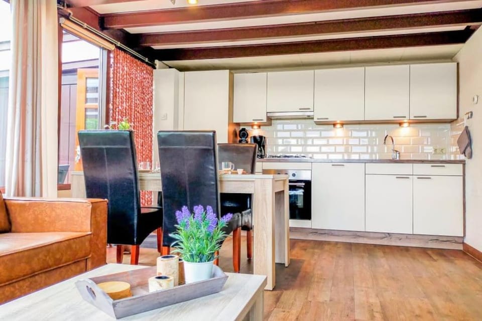 Kitchen or kitchenette, Dining area, dishwasher, pet friendly