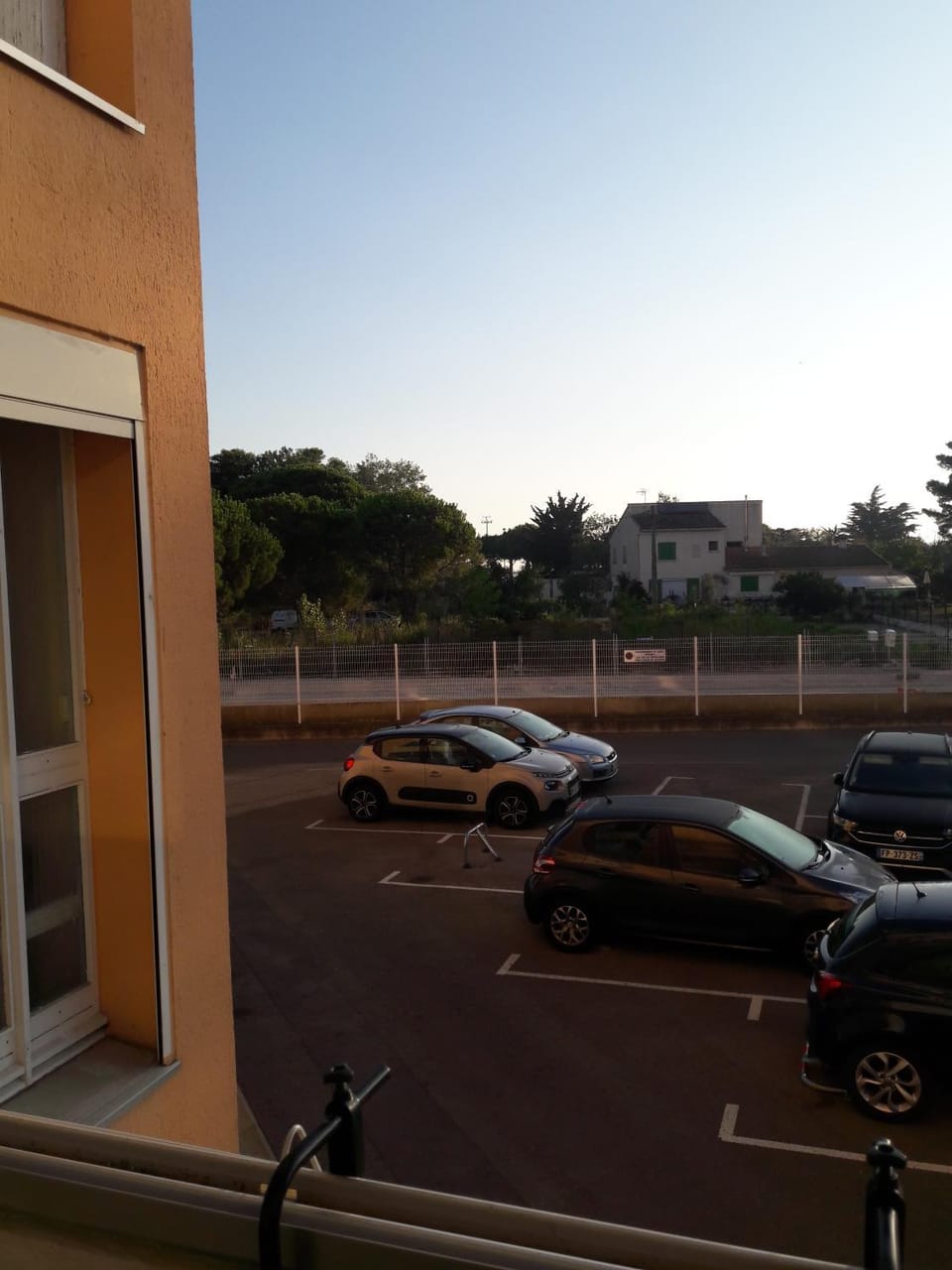Joli appt 2 chambres et studio avec parking dans résidence ombragée et calme 5mns plage et commerces Apartment in Le Grau-du-Roi