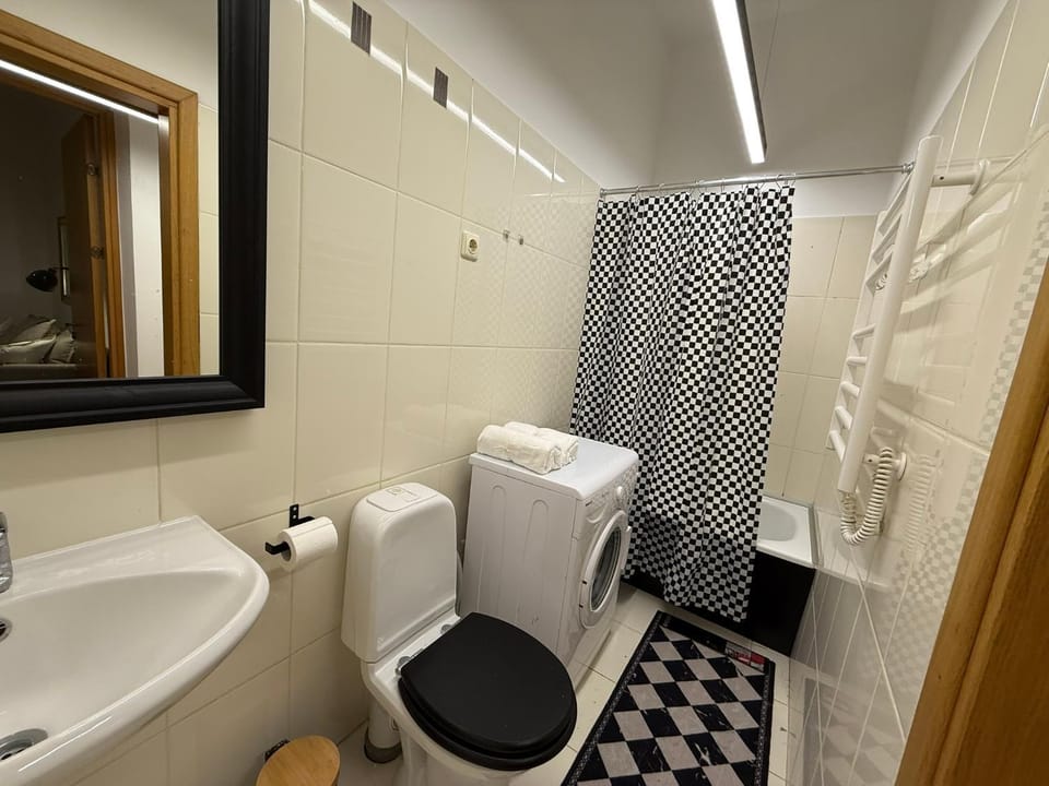 Shower, Toilet, Hot Tub, Bathroom, Bath, towels