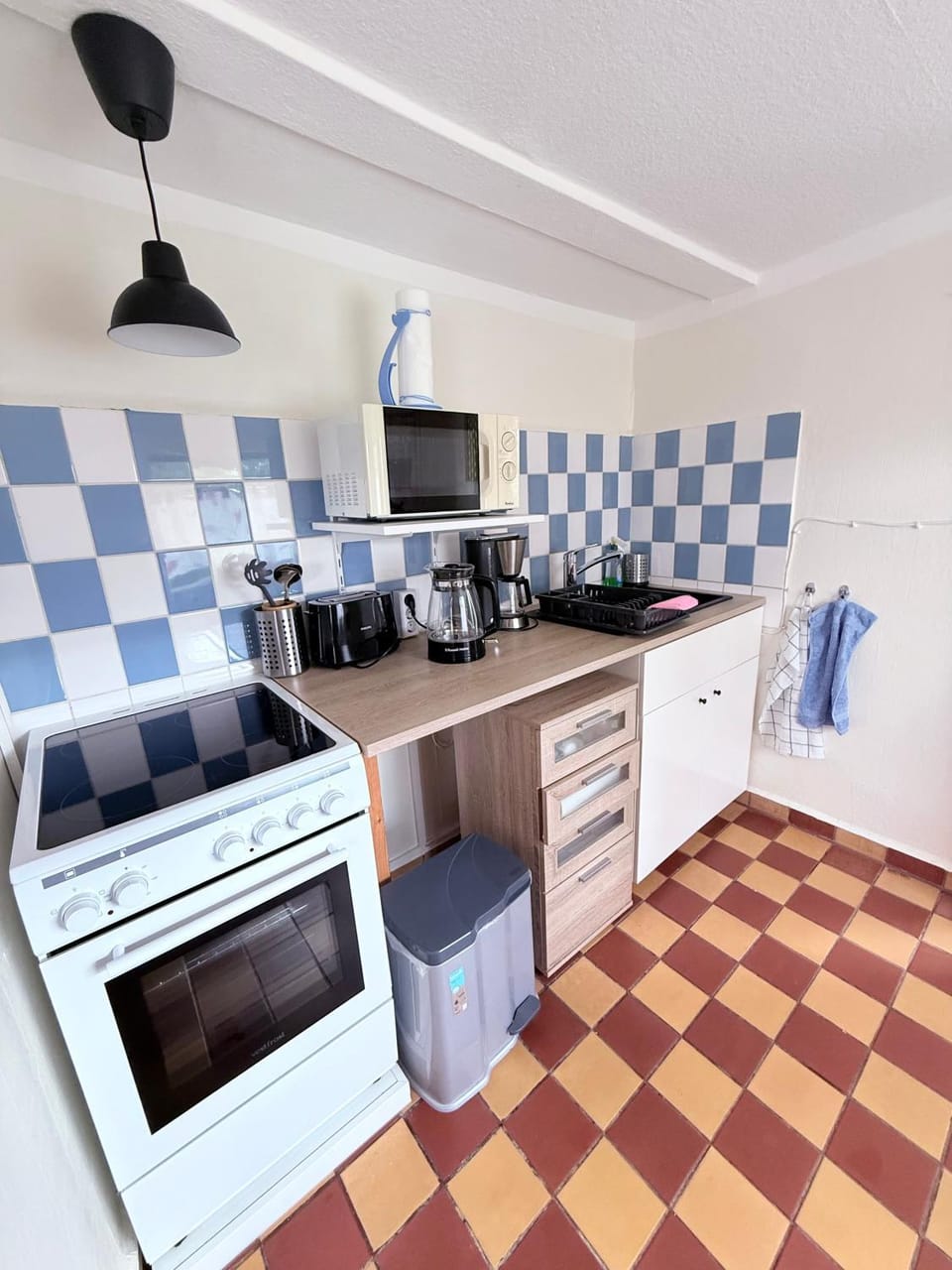 Coffee/tea facilities, Kitchen or kitchenette, oven, stove, toaster