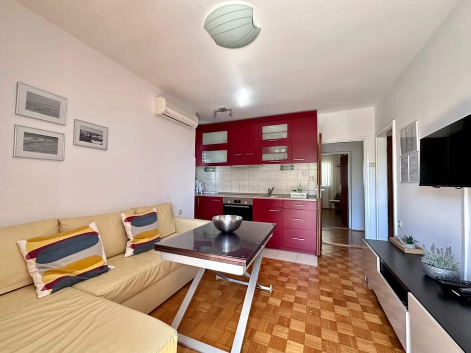 TV and multimedia, Kitchen or kitchenette, Living room, Seating area, internet, oven, air conditioner