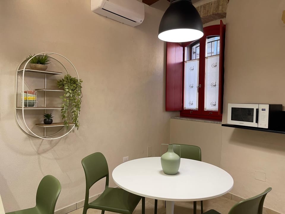 Dining area, minibar