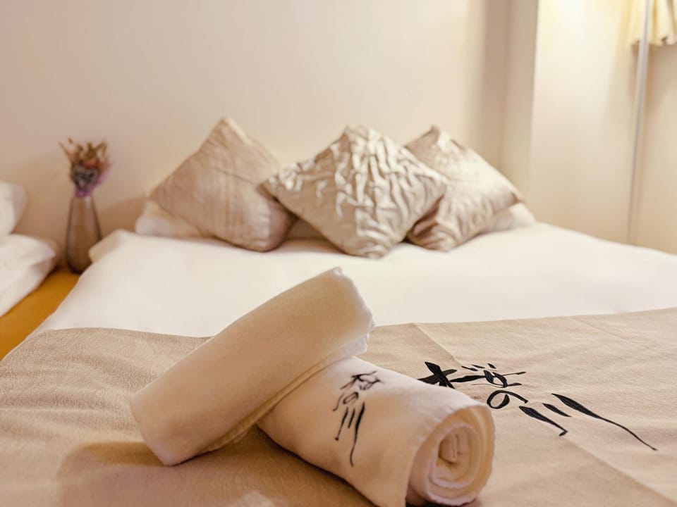 Bed, Bedroom, towels