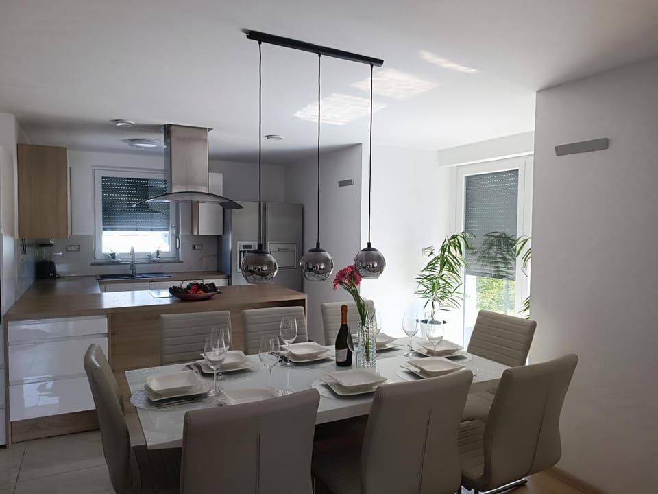 Kitchen or kitchenette, Dining area, minibar, pet friendly, stove