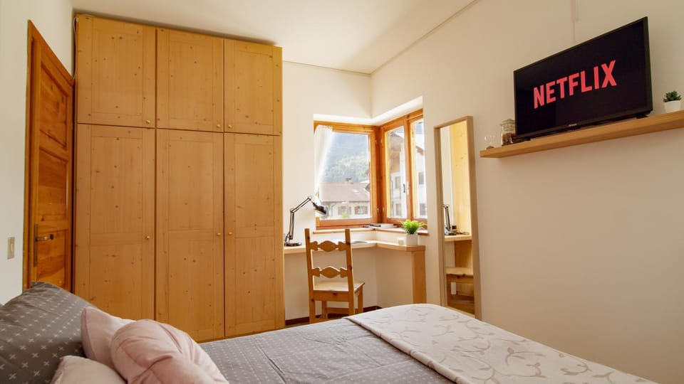 Bed, TV and multimedia, Photo of the whole room, Bedroom, hair dresser, wardrobe