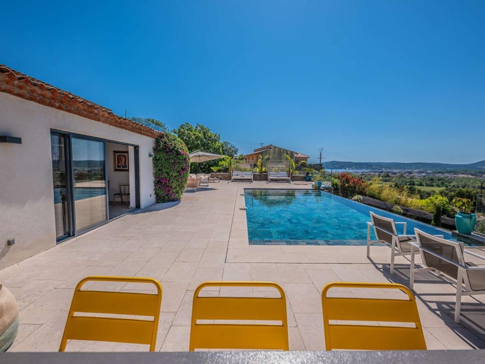 Property building, Day, Natural landscape, Balcony/Terrace, Pool view, Sea view, Swimming pool, Swimming pool, sunbed