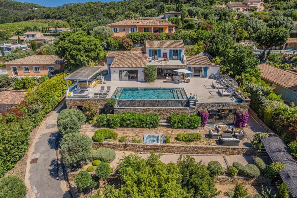 Property building, Spring, Day, Neighbourhood, Natural landscape, Bird's eye view, Garden, Mountain view, Pool view, Swimming pool, Parking, sunbed