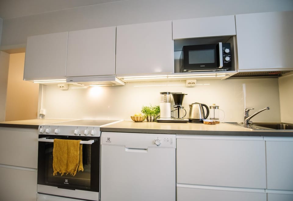 Coffee/tea facilities, Kitchen or kitchenette, dishwasher, microwave, oven