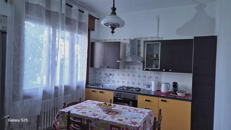Coffee/tea facilities, Kitchen or kitchenette, oven, stove