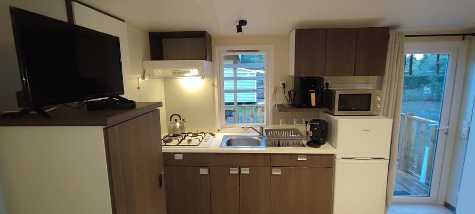 Coffee/tea facilities, Kitchen or kitchenette, stove, toaster