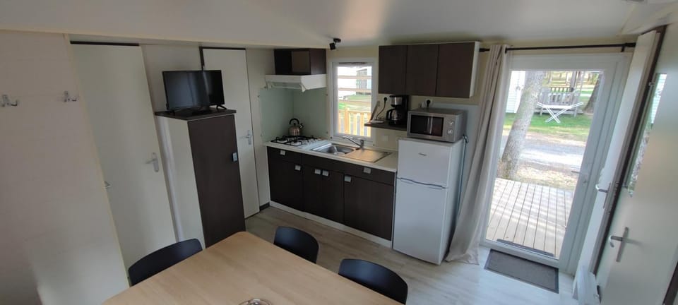 Kitchen or kitchenette, Dining area, stove, toaster