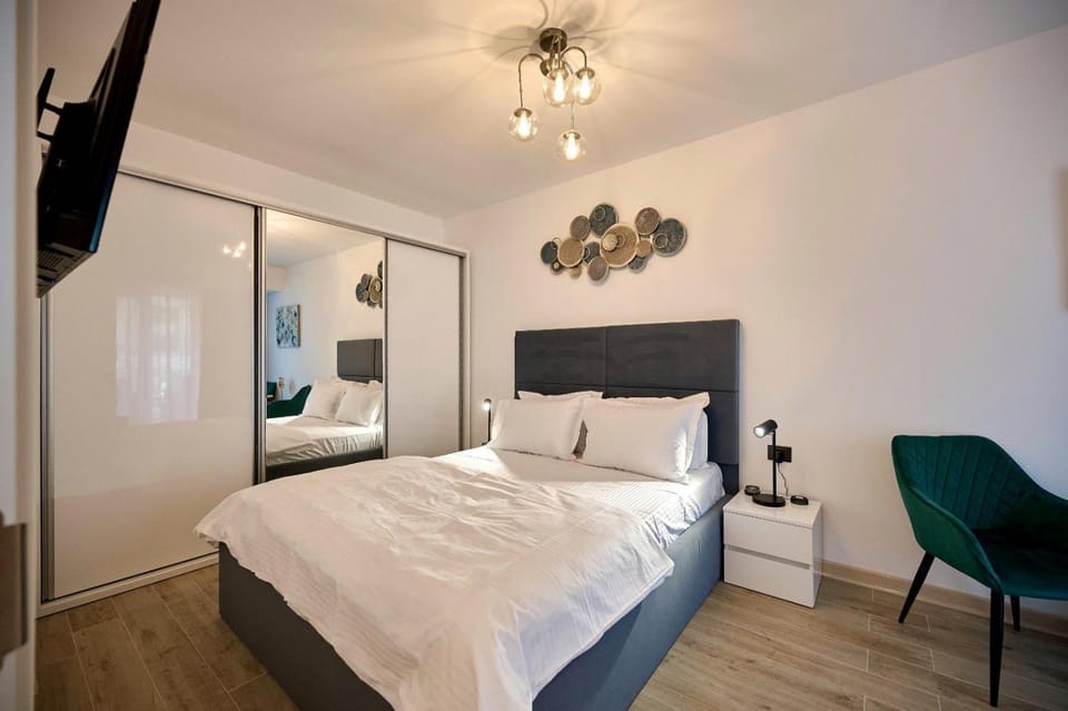 Bed, TV and multimedia, Bedroom, wardrobe