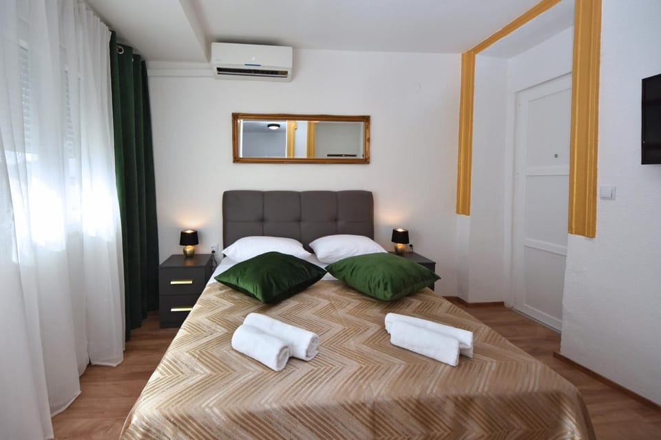 Bed, Bedroom, air conditioner