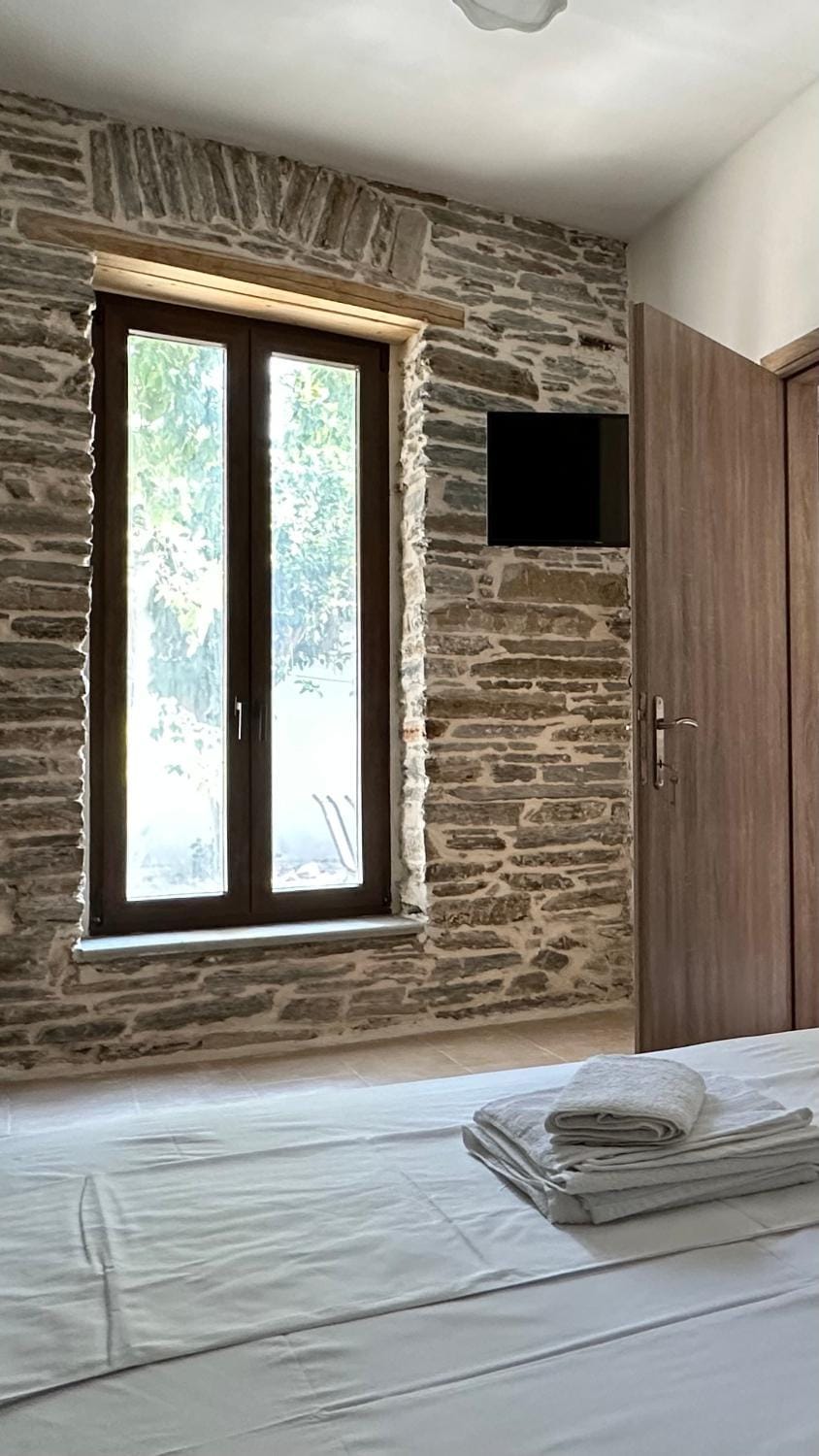 Bed, TV and multimedia, Bedroom