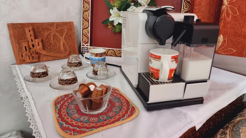 Coffee/tea facilities, Food and drinks, Food